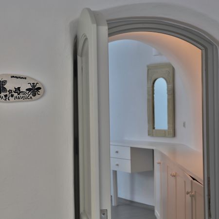 Trieris Villa & Suites Фира Екстериор снимка