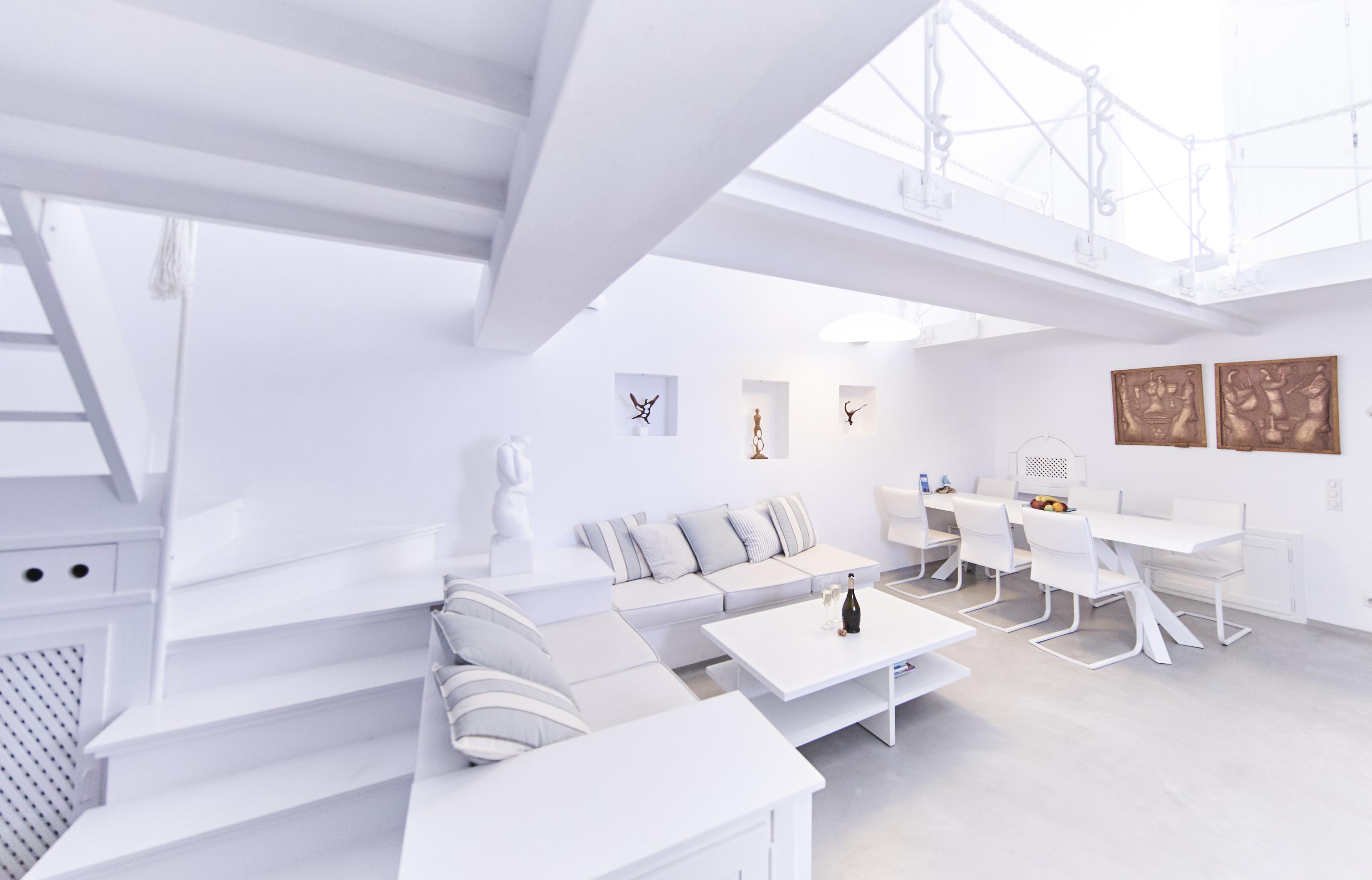 Trieris Villa & Suites Фира Екстериор снимка