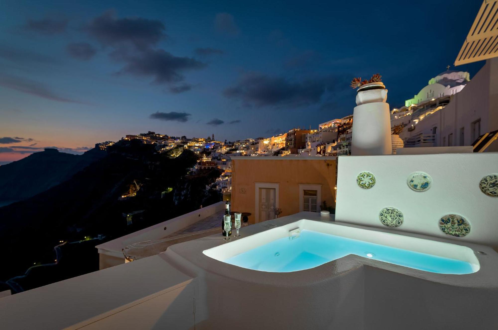 Trieris Villa & Suites Фира Екстериор снимка