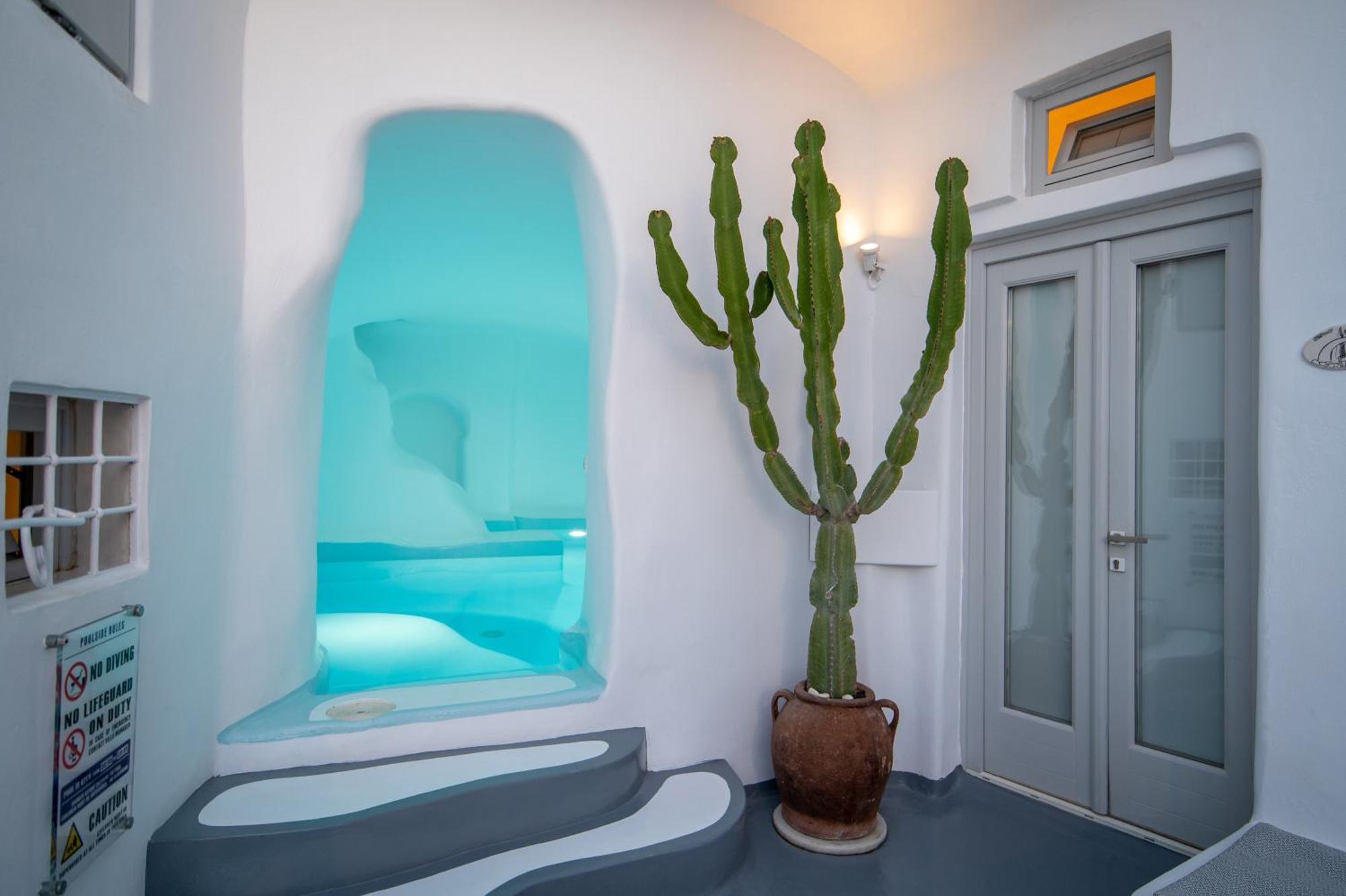 Trieris Villa & Suites Фира Екстериор снимка