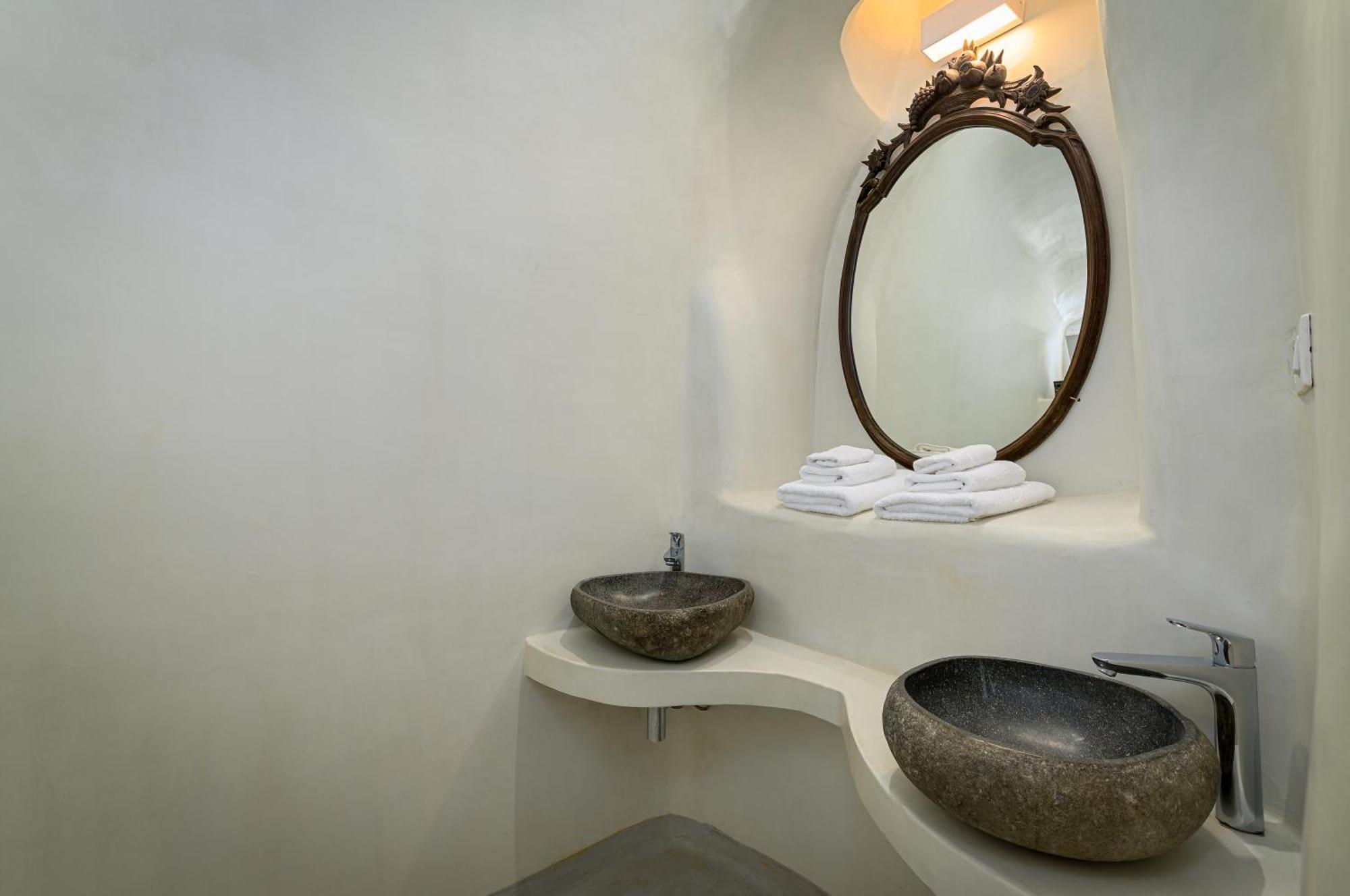 Trieris Villa & Suites Фира Екстериор снимка