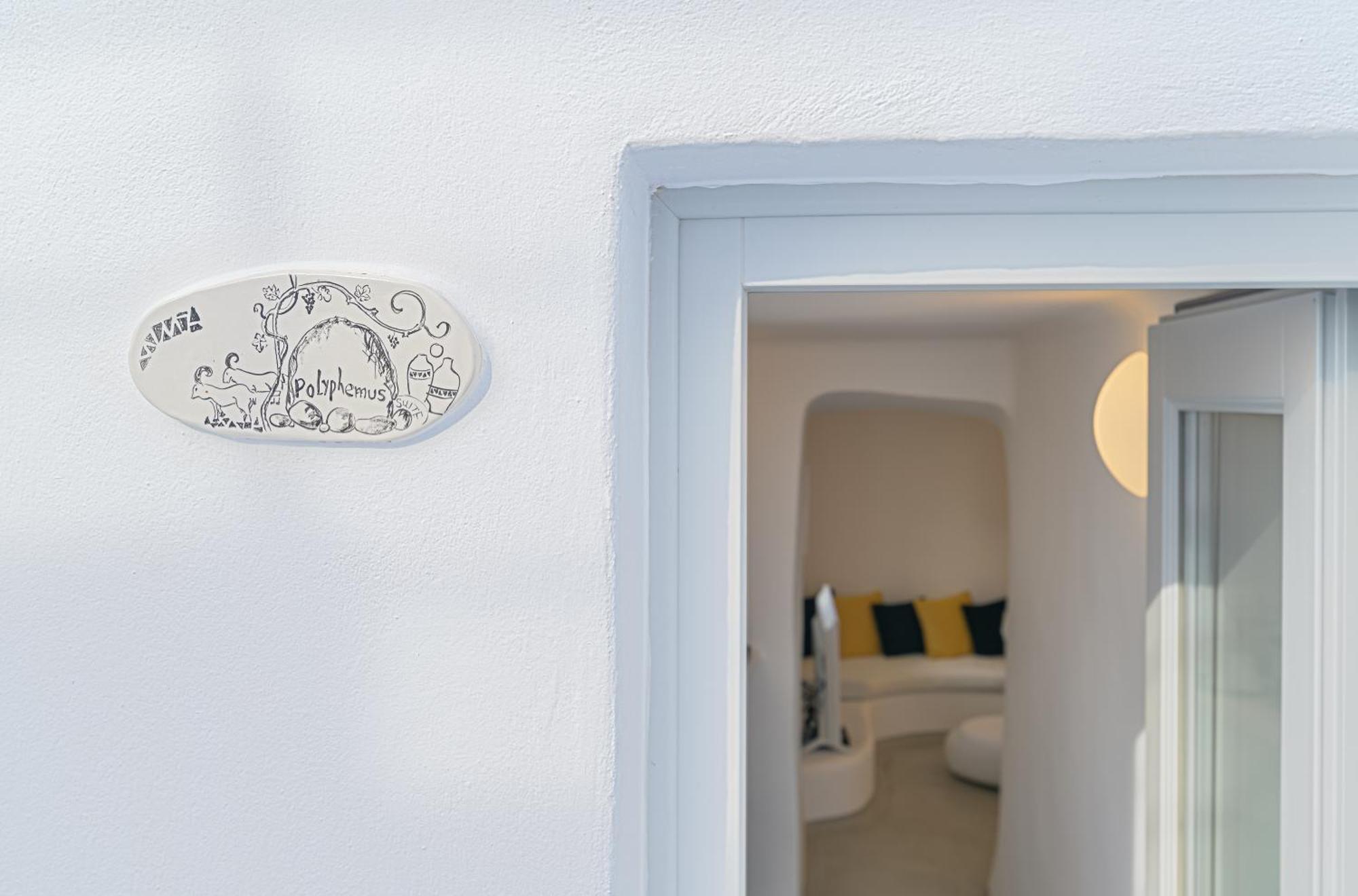 Trieris Villa & Suites Фира Екстериор снимка