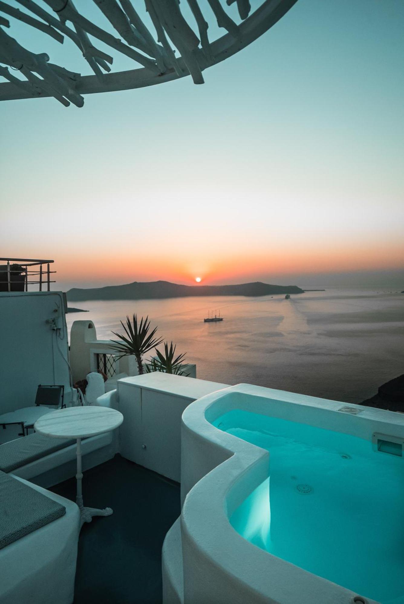 Trieris Villa & Suites Фира Екстериор снимка