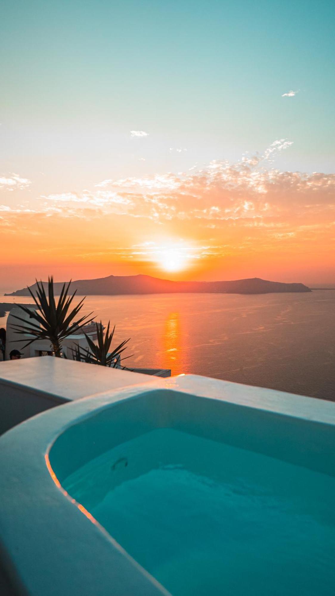 Trieris Villa & Suites Фира Екстериор снимка