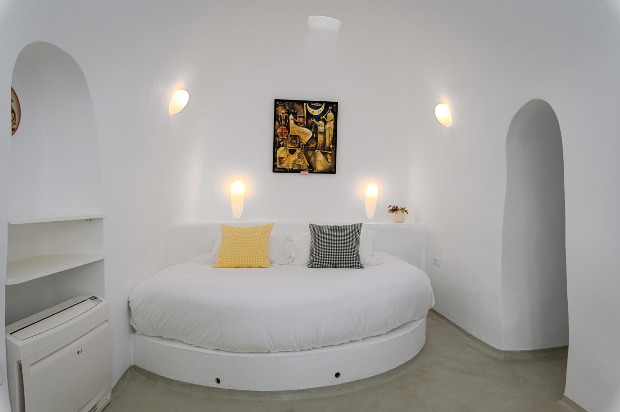 Trieris Villa & Suites Фира Екстериор снимка