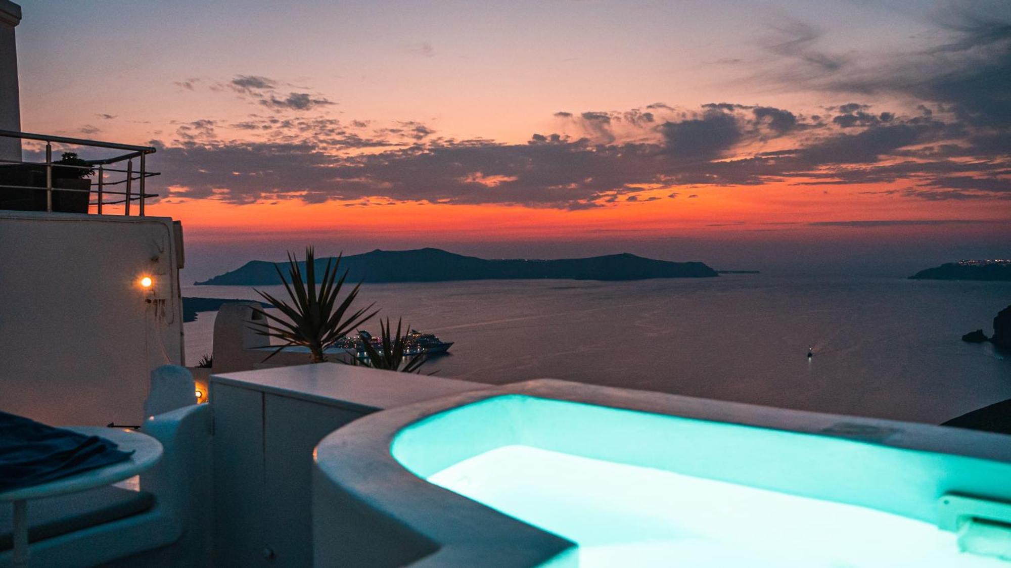 Trieris Villa & Suites Фира Екстериор снимка