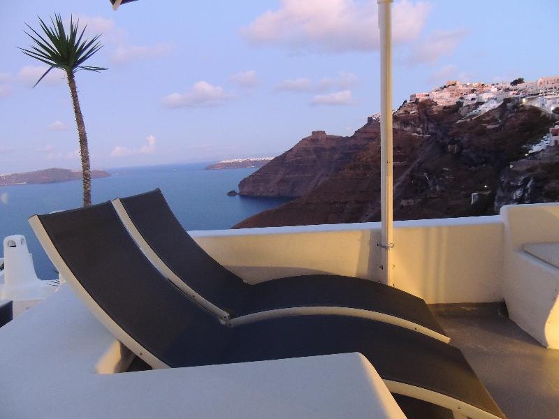 Trieris Villa & Suites Фира Екстериор снимка